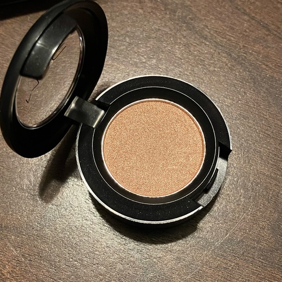 Mac Eyeshadow in All That Glitters - Picture 2 of 4